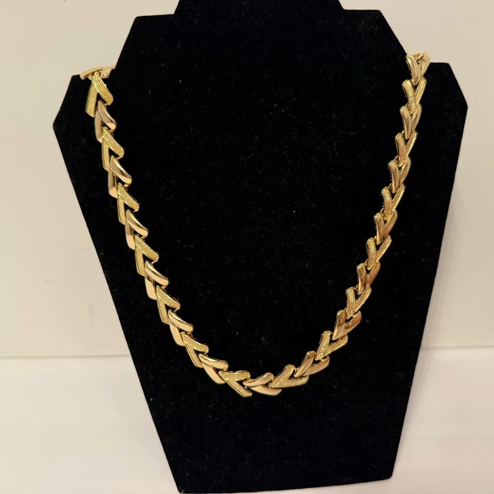 VINTAGE NECKLACE CHEVRON V DESIGN GOLD TONE SMOOTH & TEXTURED 18.5”